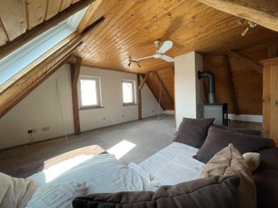 Helle 3-Zimmer-Dachgeschosswohnung mit Wohnküche und Kaminofen