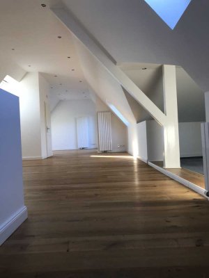 Offener Wohntraum im Villenviertel 2,5 Zimmer Dachgeschoß mit Terrasse, Einbauküche und Gäste WC