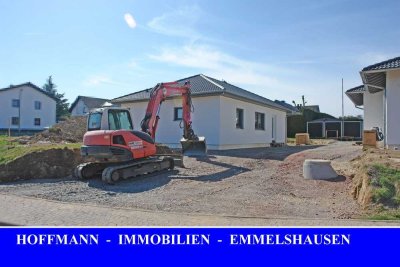 Stilvoller, energieeffizienter Bungalow. Komfortables Wohnen auf einer Ebene mit Sonnent