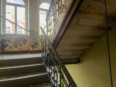 Stadtteilprägendes, großes Eckhaus zur Sanierung