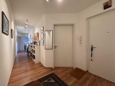 „Altbaucharme trifft moderne Pflege – großzügige Dachgeschosswohnung im Stadtfeld Ost"