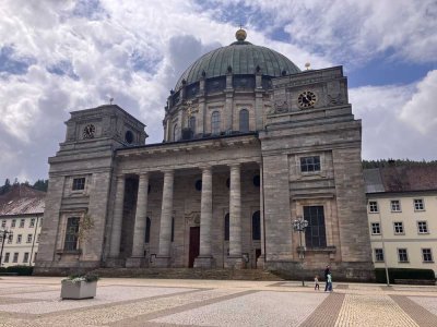 Modernisierte 1-Raum-Wohnung mit Balkon und Einbauküche in Sankt