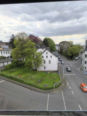 +++ Große 4 Zimmerwohnung mit Balkon, Laminat und tollen Tageslichtbad im Solinger Zentrum +++
