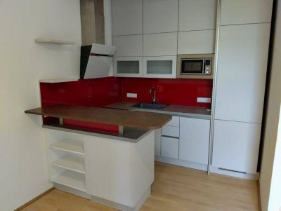 Erstbezug: Sanierter 2 ZIMMER-Altbau, ruhiger Balkon 5m², extra Wohnküche, sanierte Sanitäranlagen!