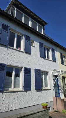 Modernisiertes Einfamilienhaus mit Garage in Frankfurt-Rödelheim