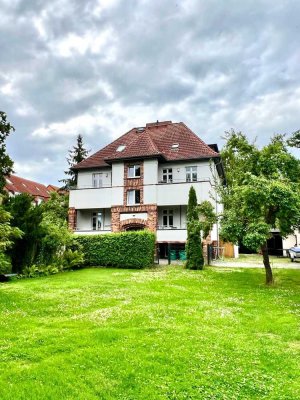 Stilvolles Mehrfamilienhaus mit Baugrundstück für ein MFH/ EFH in grüner Wohnlage