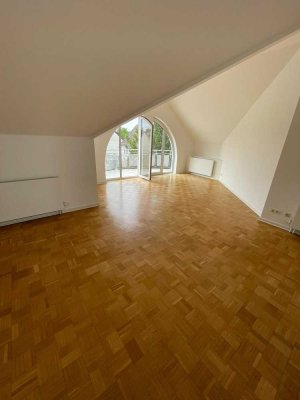 Schöne, helle 2-Zimmer Dachgeschosswohnung mit EBK und Balkon