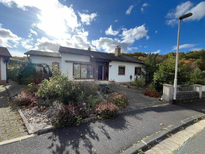 Großzügiges Einfamilienhaus mit zwei Doppelgaragen und einem großen Garten mit Obstbäumen