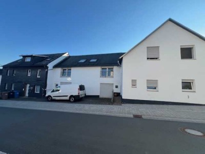 Wohnung saniert im Obergeschoss mit zugeordnetem Terrassenbereich zu vermieten