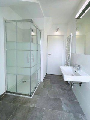 Ruhige 2 ZIMMER-Wohnung + extra Küche möbliert mit Fenster + neuwertiges Bad mit Dusche/WC/Fenster!