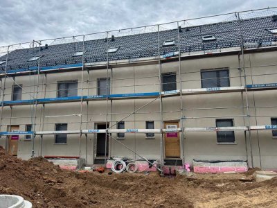 Einzug ab 13.Dez: Geräumiges 6-Raum-Reihenhaus mit luxuriöser Innenausstattung, Garten, EBK, CarPort