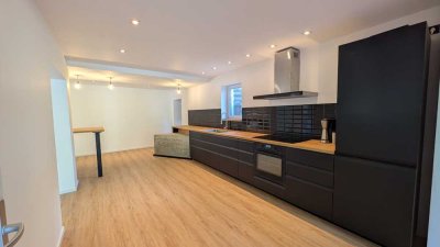 Moderne 3-Zimmer-EG-Wohnung mit gehobener Innenausstattung, EBK und riesigen Garten in Greding