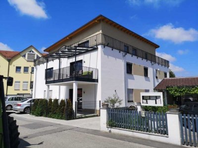 Neuwertige Wohnung mit zwei Zimmern sowie Balkon und Einbauküche in Landau