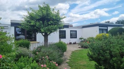 Eigentumsgrundstück mit Bungalow, Garage und Garten
