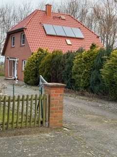 Einfamilienhaus mit Garten und Garage unweit vom Wasser!