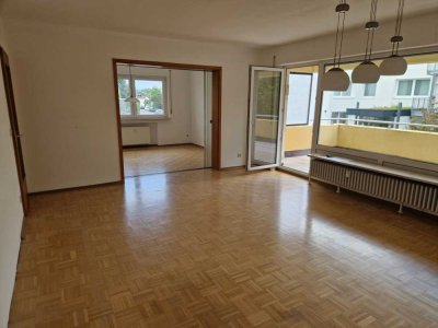 Helle, familienfreundliche und gut geschnittene 4-Zimmer-Wohnung mit großem Balkon