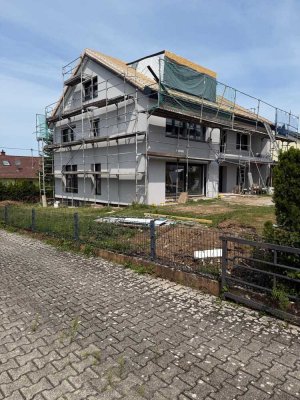 Erstbezug nach Sanierung mit Balkon und EBK: Stilvolle 4-Zimmer-Wohnung mit geh. Innenausstattung