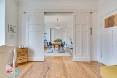 Traumhafte 4-Zimmer-Altbauwohnung mit Terrasse!  
Dielen, EBK, mod. Bad, Keller, gem. Garten