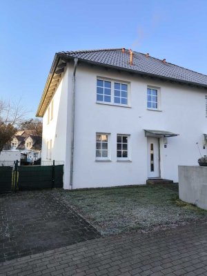 Wunderschöne Doppelhaushälfte mit Garage und rückwärtigem Balkon!