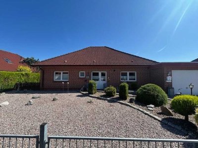 Charmanter Walmdach-Bungalow mit Flachdachgarage-stilvoll wohnen