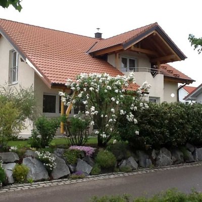 Freistehendes Einfamilienhaus mit Balkon, großer Terrasse und Garten in Zell unter Aichelberg
