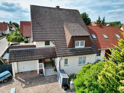 Großzügiges, top gepflegtes EFH mit Garten, Balkon & Dachstudio in Feldrandlage
