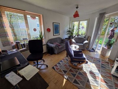 Sehr gut eingeteilte 2 Zi. ETW im EG mit Gartenanteil im 3 Fam. Haus mit TG