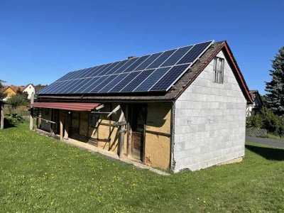 Kleines Einfamilienhaus mit Photovoltaikanlage und Garage