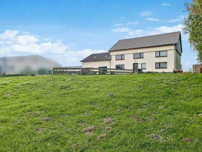 Großes Zweifamilienhaus mit drei Garagen auf ca. 5.900 m² Grundstück in Kalefeld-Düderode