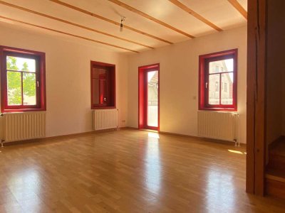 Lichtdurchflutete 4-Zimmer Maisonettewohnung mit Sonnenbalkon in Schlaitdorf, 2 Stellplätze