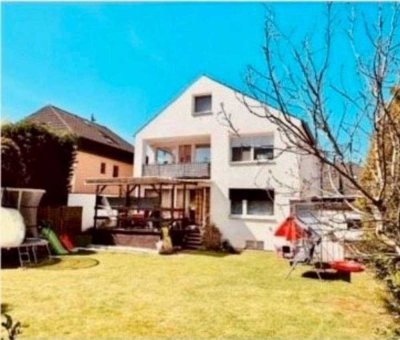Freistehendes 3-Familienhaus in herrlich ruhiger Lage mit großzügigem Garten und 3 Garagen