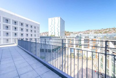 Penthouse-Flair: Exklusive Großzügigkeit mit Sonnenbalkon und moderner Markenküche
