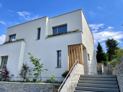 Exklusives Einfamilienhaus mit großem Pool und Fernsicht