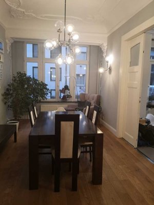 Altbau! Stilvolle, gepflegte 4-Zimmer-Wohnung mit hohen Decken, Stuck, Balkon und EBK in Düsseldorf