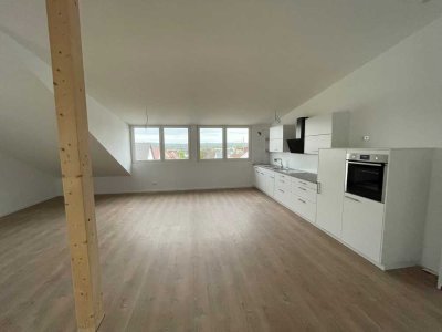 Sonnige DG 3 Zimmer-Wohnung mit EBK, Garage & Weitblick