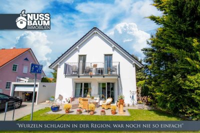 Neuwertiges Einfamilienhaus mit Wärmepumpe, Kamin & Garage in grüner Lage