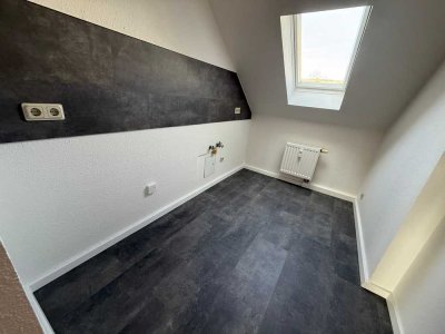 *Heimkommen und Wohlfühlen im DG - Laminat + Bad mit Wanne !!!