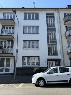 Westwall: schön aufgeteilte  Zweizimmerwohnung mit Balkon im 1.OG!