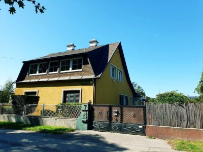 Einfamilienhaus mit Nebengebäude + großem Grundstück!