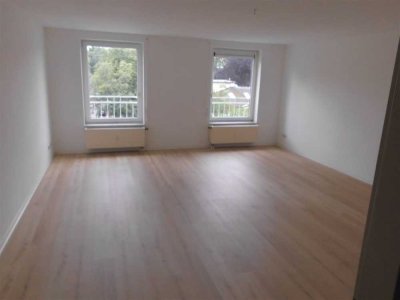Großzügige 1-Zimmer mit Laminat, Stellplatz, möbl. Küche und Aufzug in guter Lage!