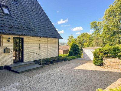 Mehrgenerationenhaus mit fantastischer Weitsicht: Einfamilienhaus mit Einliegerwohnung am Waldesrand