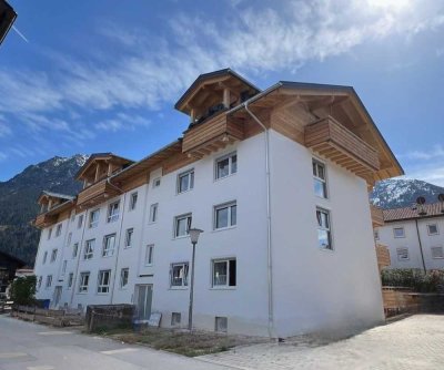Traumhafte 2-Zimmer-Wohnung mit sonnigem Südbalkon und Bergblick - Erstbezug nach Sanierung