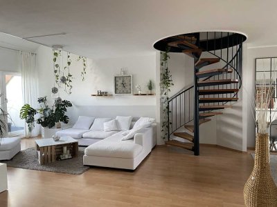Großzügige, hell geschnittene möblierte Maisonette-Wohnung mit Skyline Blick