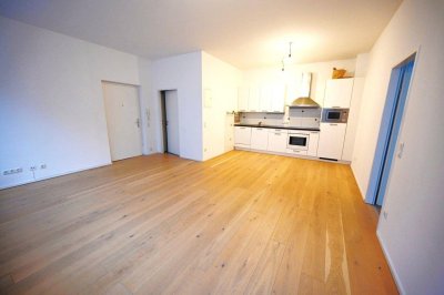 Direkt im Zentrum - 2 Zimmer Wohnung mit großem begehbaren Schrank für Singles oder Pärchen