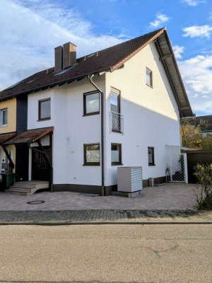 Gepflegte Doppelhaushälfte in Leopoldshafen mit Garage und traumhaftem Garten