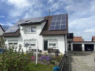 Zweifamilienhaus mit großem Grundstück, Doppelgarage und PV-Anlage