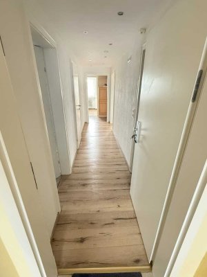 Lichtdurchflutete und charmante Dachgeschosswohnung mit eigenem Garten in ruhiger Spielstraße