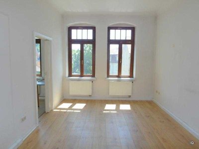Ab August 2025: Frisch renovierte 2-Zimmer-Wohnung mit neuem Laminat "Dielenoptik" * PKW-Stellplatz