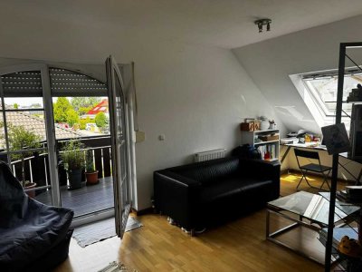 Gepflegte DG-Wohnung mit drei Zimmern sowie 2 Balkonen und Einbauküche in Lorsch