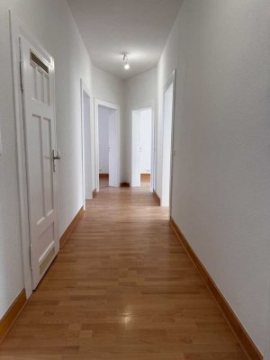 Ricklingen: sanierte Wohnung im 2. OG mit Parkett und Wannenbad  nahe d. Haltestelle Schünemannplatz